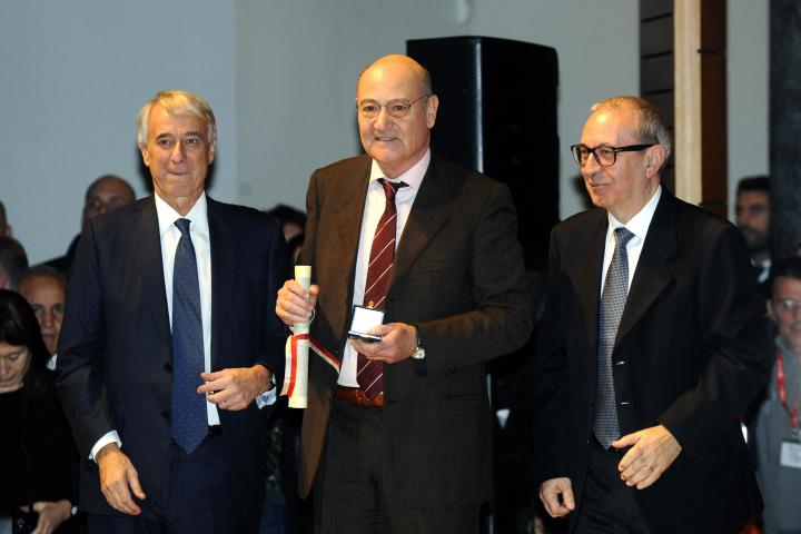 Gabriele Nissim riceve l'Ambrogino d'Oro dal sindaco di Milano Giuliano Pisapia e dal presidente del Consiglio Comunale Basilio Rizzo, 7 dicembre